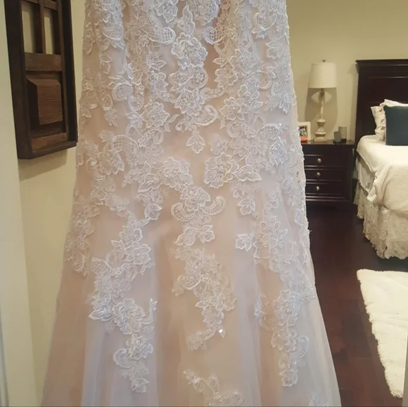 Elegant Ivory Lace Wedding Dress - Picture 2 of 12